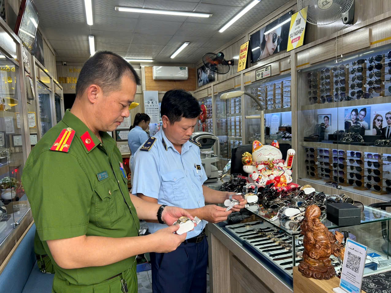 Lực lượng thuộc Đội Quản l&yacute; thị trường số 8 phối hợp với lực lượng chức năng kiểm tra h&agrave;ng h&oacute;a tại cơ sở kinh doanh