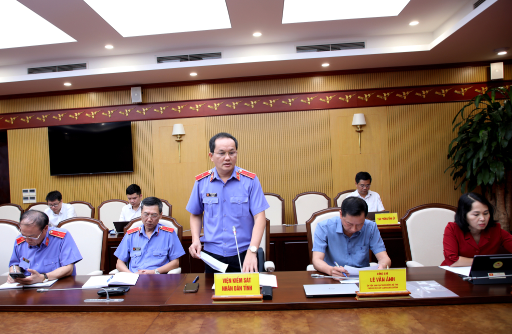 &Ocirc;ng Phạm Viết Vượng, Viện trưởng Viện Kiểm s&aacute;t nh&acirc;n d&acirc;n tỉnh Quảng Ninh, b&aacute;o c&aacute;o tại hội nghị