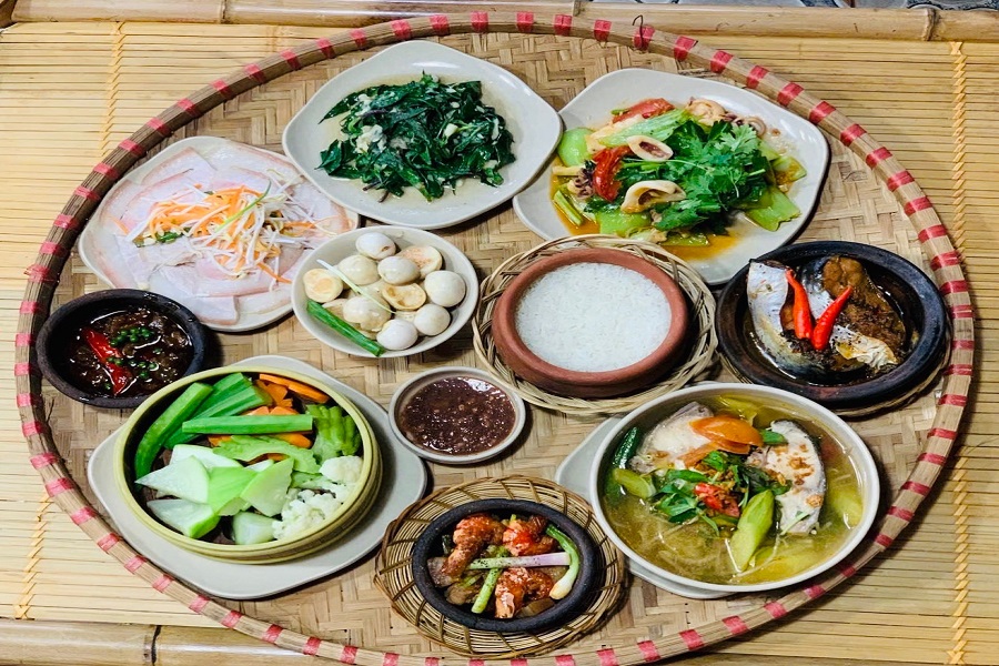 C&aacute; kho tộ kh&ocirc;ng chỉ l&agrave; m&oacute;n ăn, m&agrave; c&ograve;n l&agrave; k&yacute; ức gia đ&igrave;nh, l&agrave; h&igrave;nh ảnh bữa cơm sum họp của người Việt.
