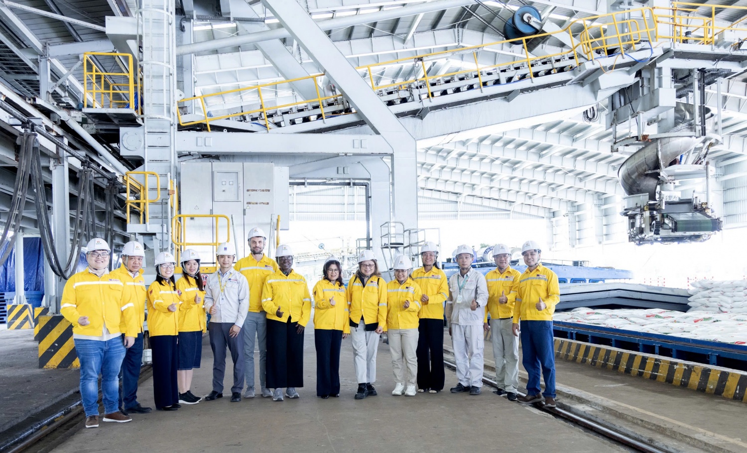 Đo&agrave;n c&ocirc;ng t&aacute;c t&igrave;m hiểu năng lực M888com link hiện đang mở ph&acirc;n b&oacute;n của PVCFC