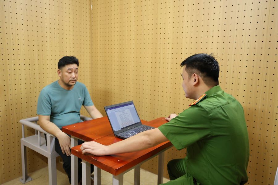 Cơ quan C&ocirc;ng an lấy lời khai của Nguyễn Đ&igrave;nh Gi&aacute;p (Sn 1984), tr&uacute; tại tỉnh Nghệ An, c&oacute; vai tr&ograve; phi&ecirc;n dịch trong đường d&acirc;y