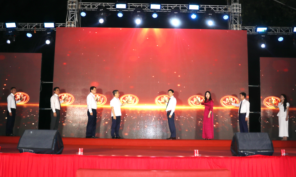 C&aacute;c đại biểu thực hiện nghi thức nhấn n&uacute;t c&ocirc;ng bố biểu trưng (logo) phường V&otilde; Cường.