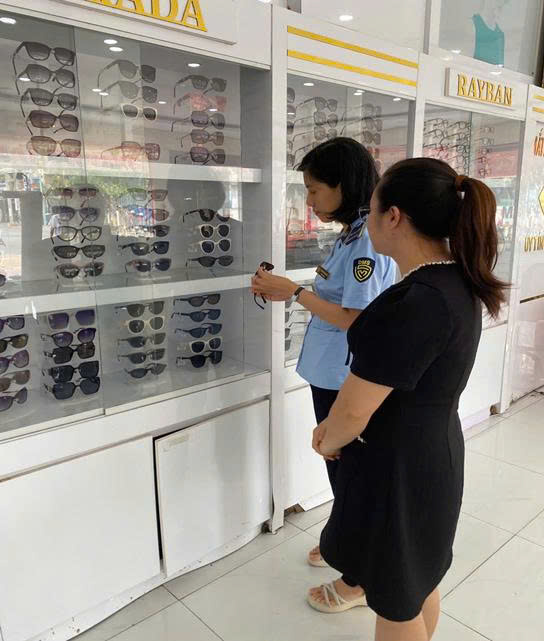Đội Quản l&yacute; thị trường số 10 đ&atilde; ph&aacute;t hiện, xử l&yacute; 06 vụ vi phạm về h&agrave;nh vi bu&ocirc;n b&aacute;n h&agrave;ng h&oacute;a giả mạo nh&atilde;n hiệu tr&ecirc;n nhiều lĩnh vực như sản phẩm thời trang, k&iacute;nh mắt, đồng hồ, phụ t&ugrave;ng c&aacute;c loại đang được bảo hộ tại Việt Nam. Ảnh: Nh&atilde; Phương