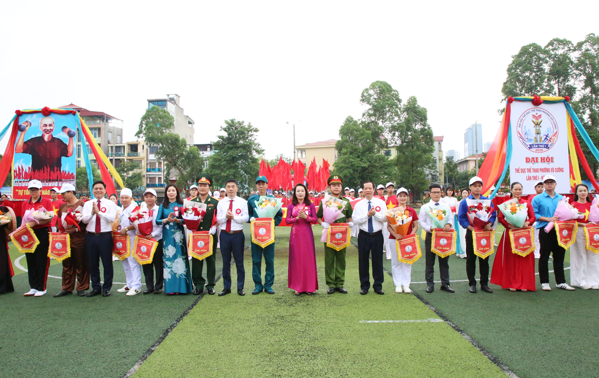 C&aacute;c đồng ch&iacute; l&atilde;nh đạo tỉnh, phường trao tặng hoa v&agrave; Cờ lưu niệm cho đại diện c&aacute;c đo&agrave;n tham dự.