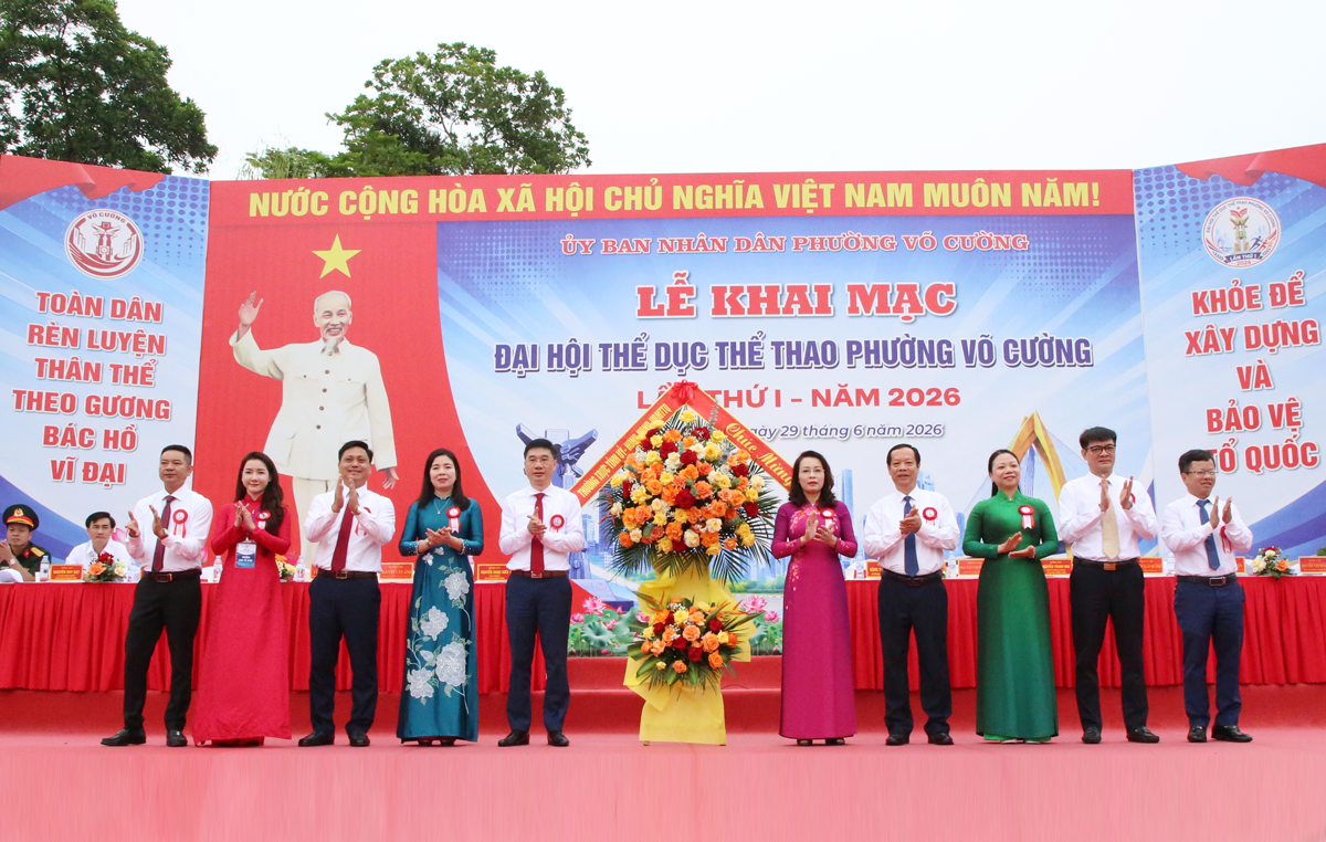 C&aacute;c đồng ch&iacute; l&atilde;nh đạo tỉnh tặng hoa ch&uacute;c mừng Đại hội.