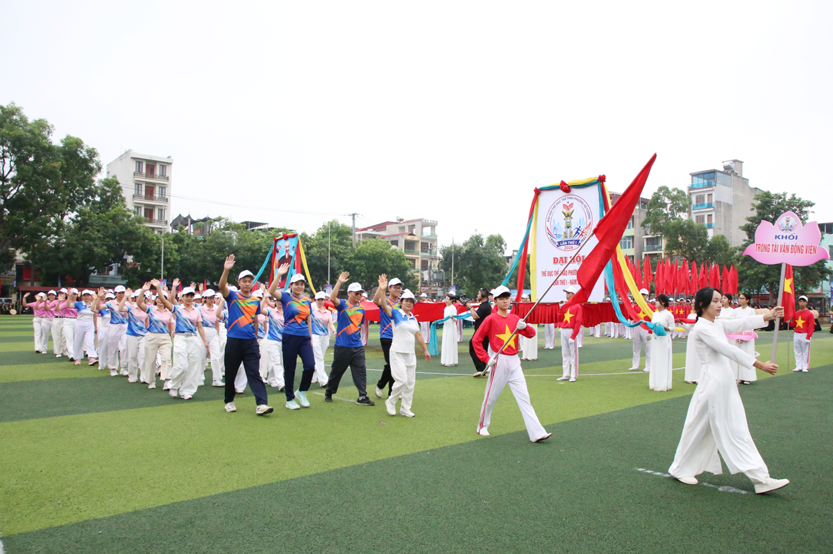 Khối trọng t&agrave;i v&agrave; vận động vi&ecirc;n diễu h&agrave;nh.