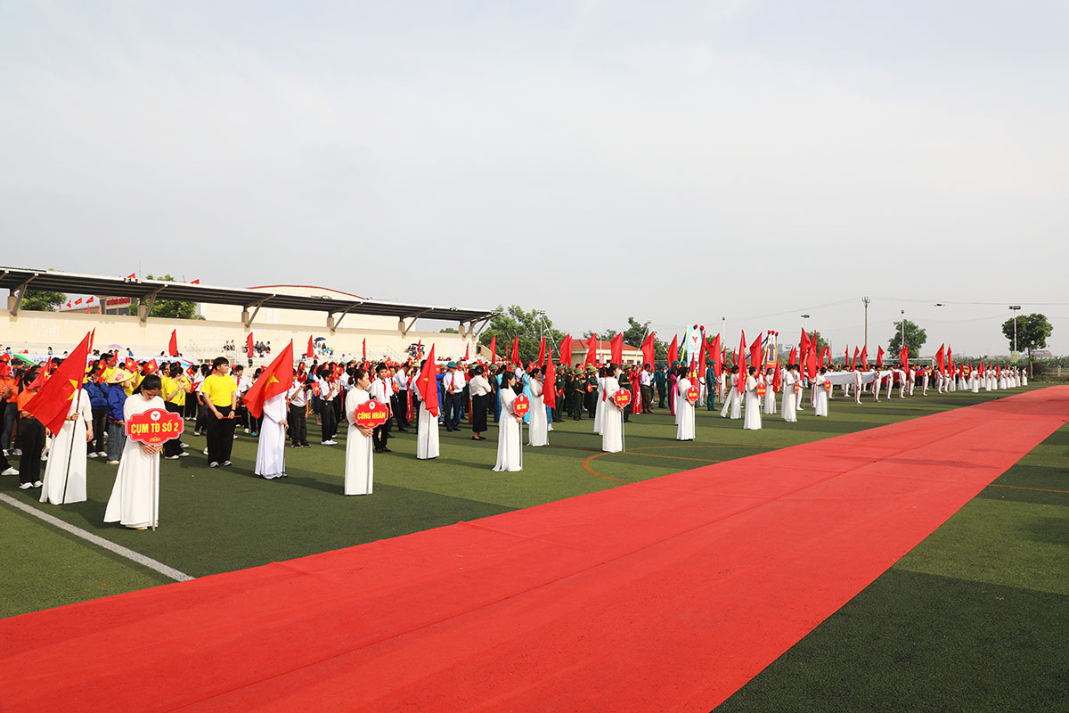 C&aacute;c lực lượng tham dự Lễ khai mạc Đại hội.