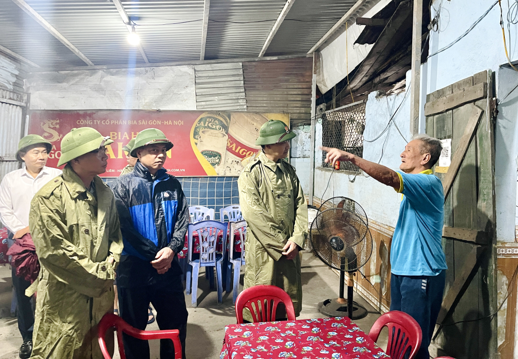 Đo&agrave;n c&ocirc;ng t&aacute;c tr&ograve; chuyện, t&igrave;m hiểu về cuộc sống cũng như kiến nghị của người d&acirc;n khu Khe S&iacute;m, nơi thường xuy&ecirc;n bị ngập lụt mỗi khi mưa lớn