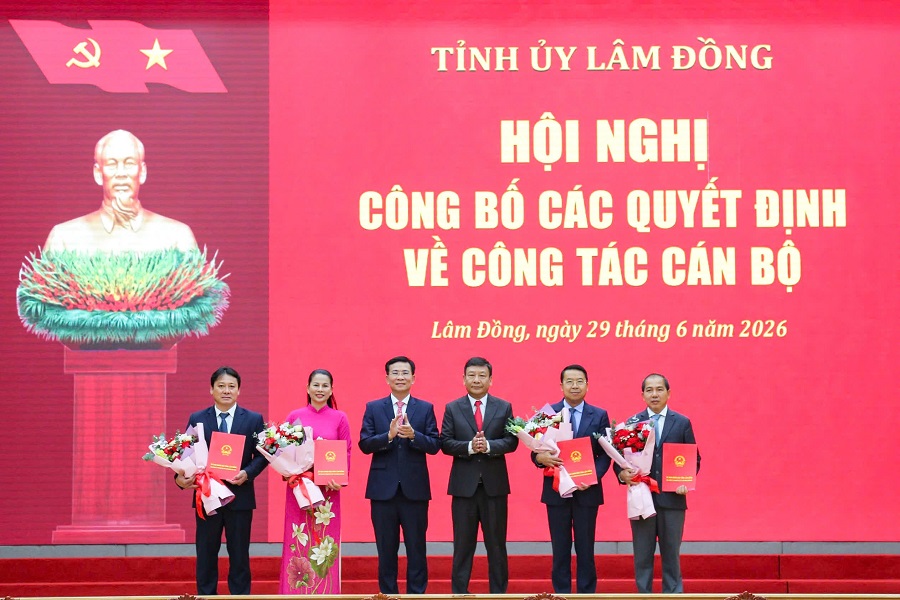 C&aacute;c đồng ch&iacute;: Hồ Văn Mười, Ủy vi&ecirc;n Ban Chấp h&agrave;nh Trung ương Đảng, Ph&oacute; B&iacute; thư Tỉnh ủy, Chủ tịch UBND tỉnh; B&ugrave;i Thắng, Ph&oacute; B&iacute; thư Tỉnh uỷ trao M88 thành lập vào năm 2006 v&agrave; tặng hoa ch&uacute;c mừng cho c&aacute;c đồng ch&iacute; được điều động, tiếp nhận, bổ nhiệm.