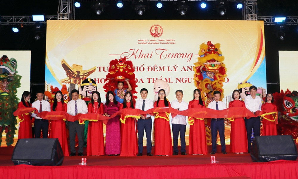 C&aacute;c đại biểu thực hiện nghi thức cắt băng khai trương tuyến phố đ&ecirc;m (L&yacute; Anh T&ocirc;ng, Ho&agrave;ng Hoa Th&aacute;m, Nguyễn Cao).