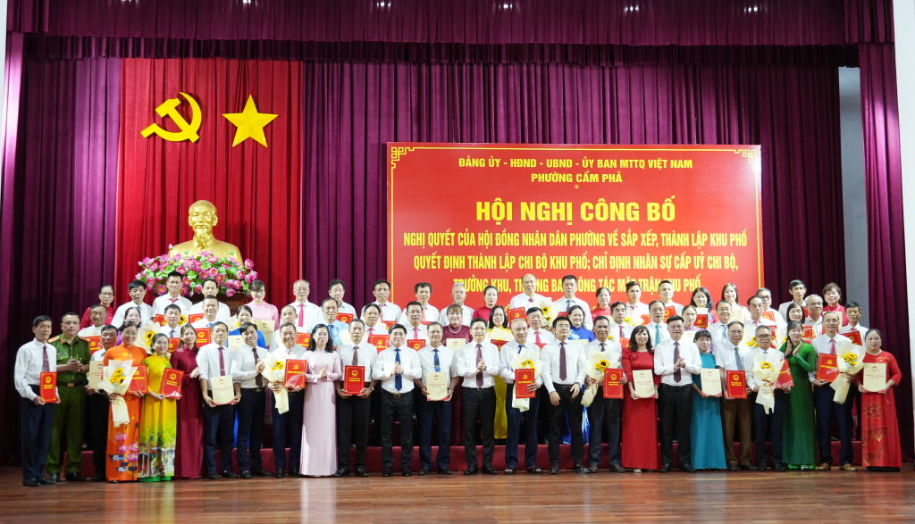 Quảng Ninh: Phường Cẩm Phả công bố các quyết định sắp xếp, thành lập, nhân sự các khu phố
