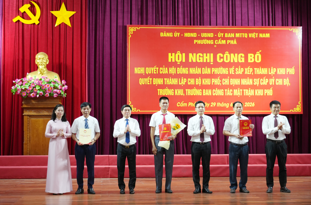 L&atilde;nh đạo phường Cẩm Phả trao quyết định cho B&iacute; thư Chi bộ, Trưởng khu, Trưởng Ban C&ocirc;ng t&aacute;c Mặt trận khu 1