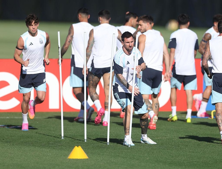Lionel Messi duy tr&igrave; trạng th&aacute;i thể lực tốt trong c&aacute;c buổi tập của Argentina trước khi bước v&agrave;o v&ograve;ng 1-16 gặp Cape Verde