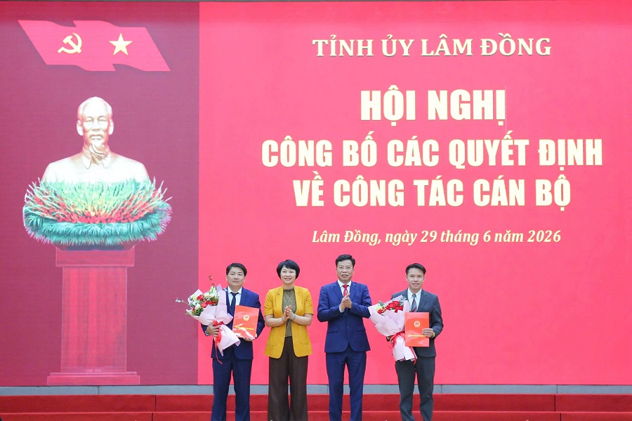 C&aacute;c đồng ch&iacute;: Lưu Văn Trung, Ph&oacute; B&iacute; thư Tỉnh ủy, Chủ tịch HĐND tỉnh; Phạm Thị Ph&uacute;c, Ph&oacute; B&iacute; thư Tỉnh ủy, Chủ tịch Ủy ban MTTQVN tỉnh trao M88 thành lập vào năm 2006 v&agrave; tặng hoa ch&uacute;c mừng cho c&aacute;c đồng ch&iacute; được tiếp nhận, bổ nhiệm.