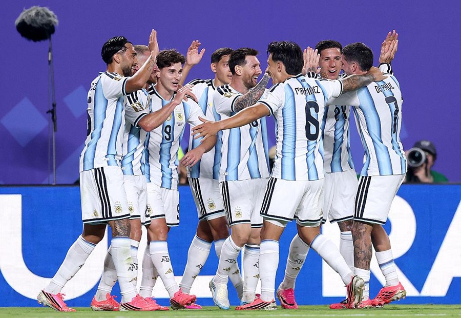 Argentina giành 9 điểm tuyệt đối, Messi tiếp tục viết lại lịch sử World Cup
