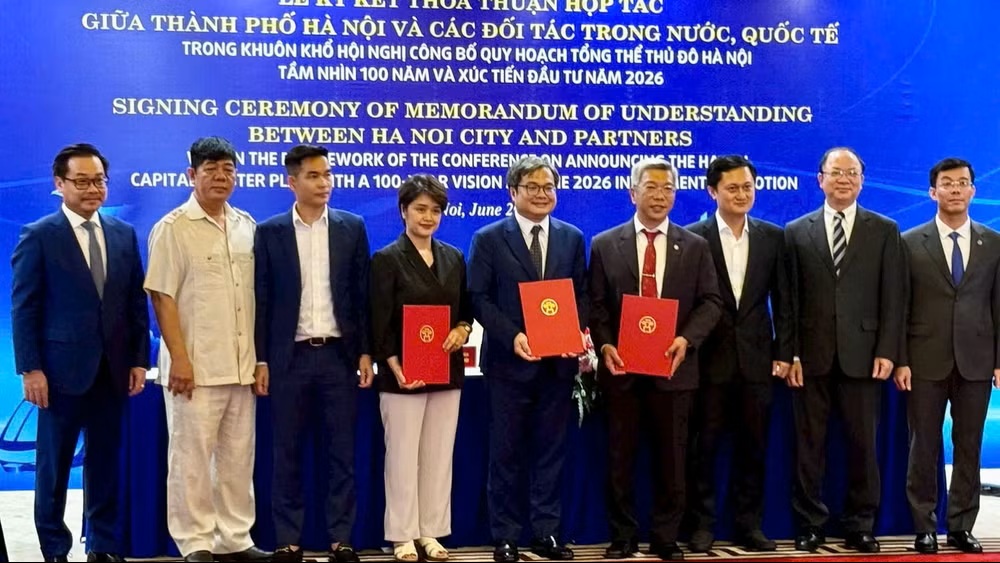Đại diện Ủy ban nh&acirc;n d&acirc;n th&agrave;nh phố H&agrave; Nội c&ugrave;ng b&agrave; Phạm Thị Mai Hương, Gi&aacute;m đốc kinh doanh AMD Việt Nam v&agrave; &ocirc;ng Trương C&ocirc;ng Minh Hiển, Chủ tịch Hội đồng Quản trị Tập đo&agrave;n SunElectronics, đối t&aacute;c chiến lược tập đo&agrave;n AMD tại Việt Nam k&yacute; kết ghi nhớ hợp t&aacute;c (MOU) về đ&agrave;o tạo nguồn nh&acirc;n lực chất lượng cao. (Ảnh: BTC)