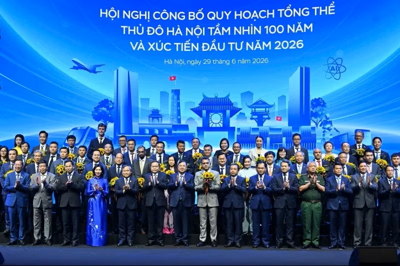 Chủ tịch Quốc hội Trần Thanh Mẫn v&agrave; c&aacute;c đại biểu chụp ảnh c&ugrave;ng c&aacute;c doanh nghiệp, nh&agrave; đầu tư. (Ảnh: THỦY NGUY&Ecirc;N)