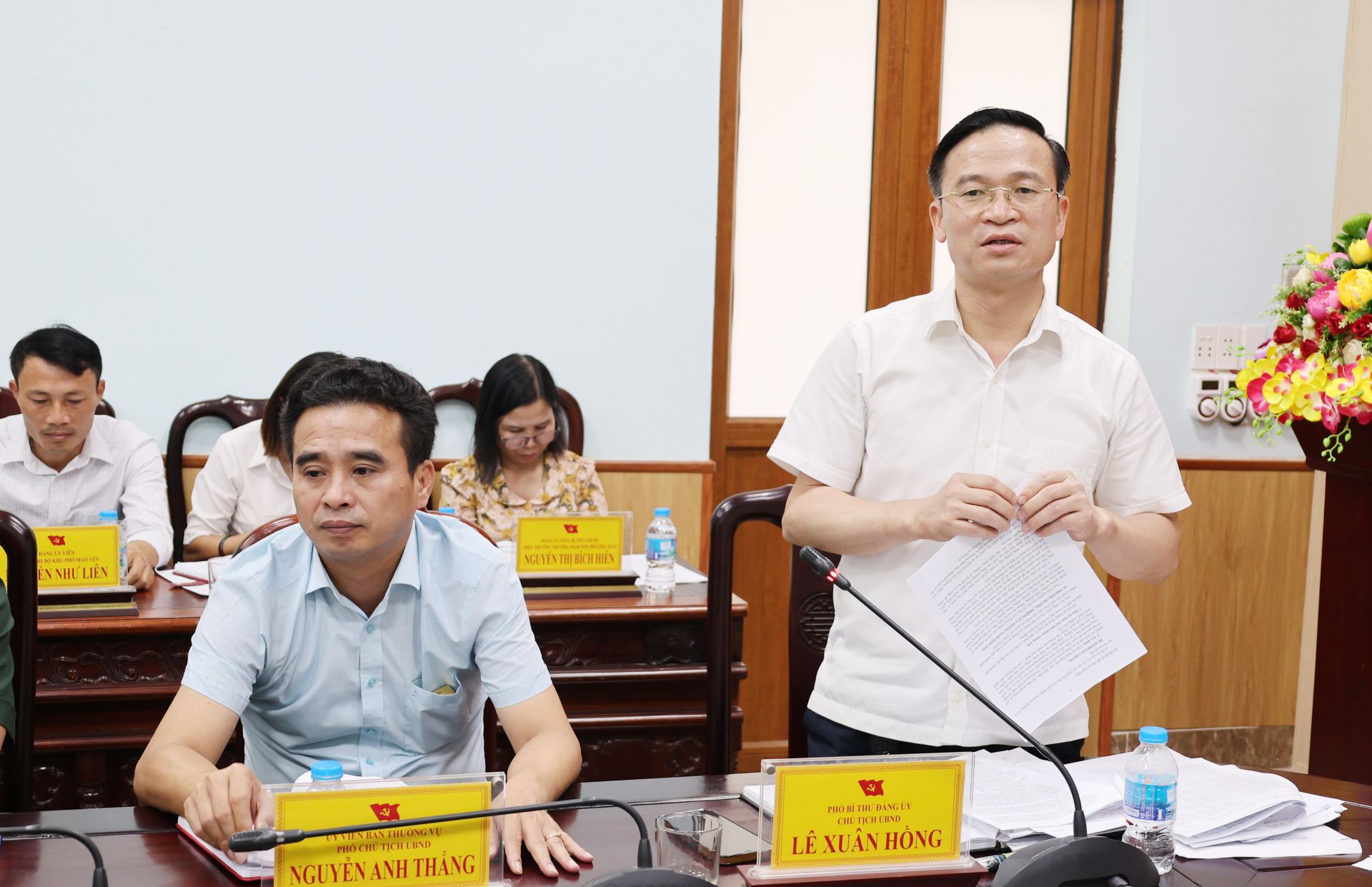 Chủ tịch UBND phường L&ecirc; Xu&acirc;n Hồng ph&aacute;t biểu tại hội nghị.