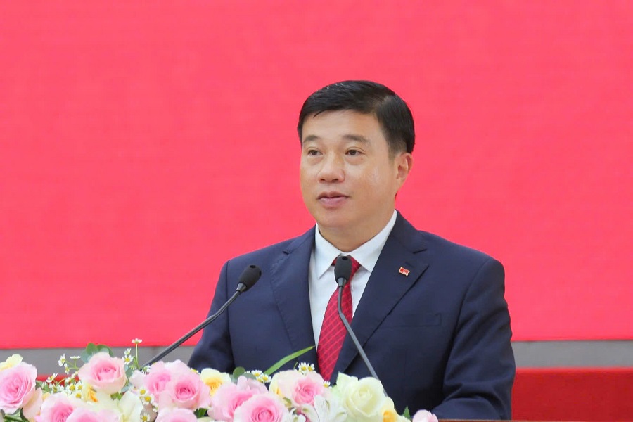 Đồng ch&iacute; Y Thanh H&agrave; Ni&ecirc; Kđăm, Ủy vi&ecirc;n Ban Chấp h&agrave;nh Trung ương Đảng, B&iacute; thư Tỉnh ủy, Trưởng Đo&agrave;n Đại biểu Quốc hội kh&oacute;a XVI ph&aacute;t biểu giao nhiệm vụ cho c&aacute;c đồng ch&iacute; được điều động, tiếp nhận, bổ nhiệm dịp n&agrave;y.