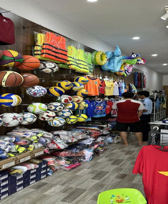 Tăng cường kiểm tra, kiểm so&aacute;t thị trường v&agrave; li&ecirc;n tiếp ph&aacute;t hiện, xử l&yacute; 6 vụ vi phạm về h&agrave;nh vi bu&ocirc;n b&aacute;n h&agrave;ng h&oacute;a giả mạo nh&atilde;n hiệu tr&ecirc;n địa b&agrave;n quản l&yacute;.