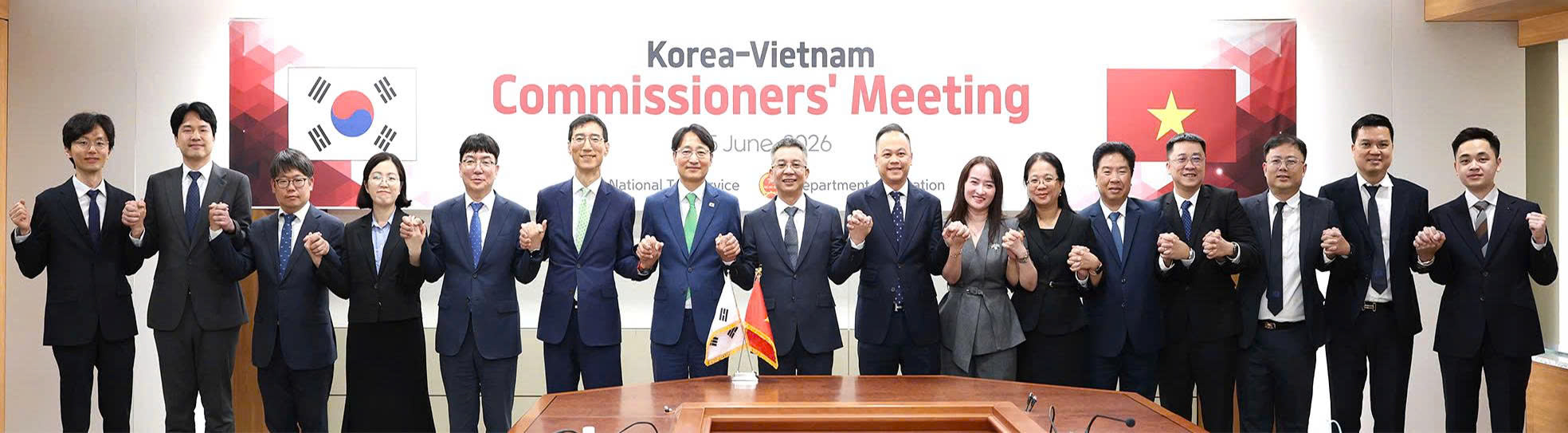 Cục trưởng Cục Thuế Việt Nam Mai Xu&acirc;n Th&agrave;nh v&agrave; Tổng Cục trưởng Cơ quan Thuế Quốc gia H&agrave;n Quốc Lim Kwanghyun c&ugrave;ng c&aacute;c th&agrave;nh vi&ecirc;n tham dự buổi l&agrave;m việc.