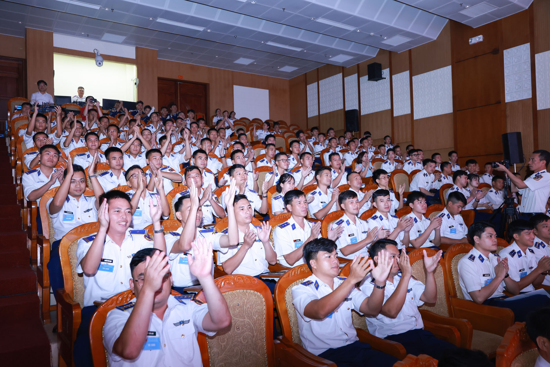 Phần thi năng khiếu thu h&uacute;t sự cổ vũ nhiệt t&igrave;nh của đ&ocirc;ng đảo c&aacute;n bộ, đo&agrave;n vi&ecirc;n v&agrave; c&aacute;c th&iacute; sinh tham gia Hội thi.