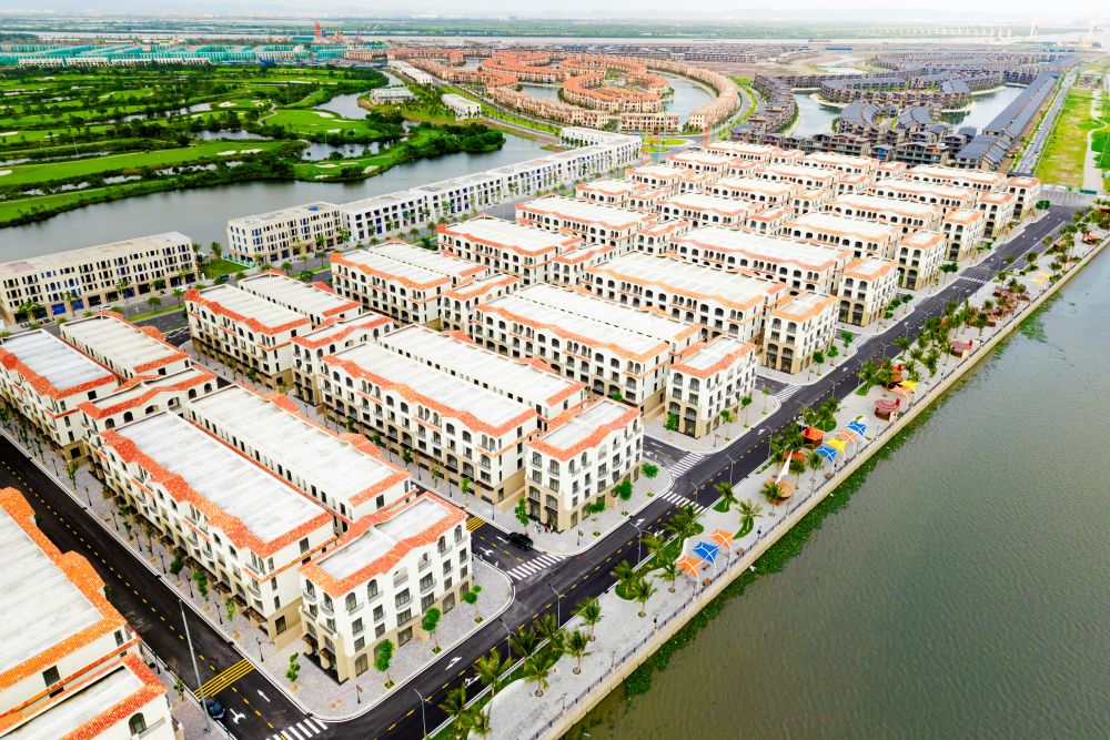 Mặt tiền rộng tho&aacute;ng, mặt h&ocirc;ng 20m hướng s&ocirc;ng gi&uacute;p nh&agrave; phố Royal Boulevard tối ưu gi&aacute; trị thương mại v&agrave; nhận diện thương hiệu
