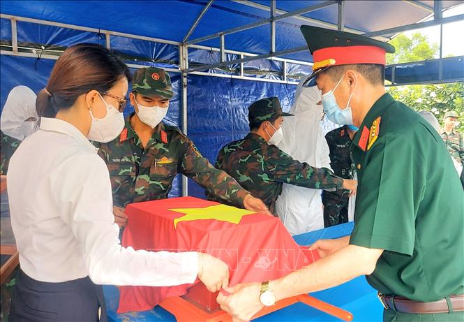 Sau khi ho&agrave;n th&agrave;nh việc lấy mẫu, lực lượng chức năng sẽ tổ chức an t&aacute;ng lại h&agrave;i cốt liệt sĩ v&agrave; ho&agrave;n trả mặt bằng nguy&ecirc;n trạng c&aacute;c phần mộ liệt sĩ.