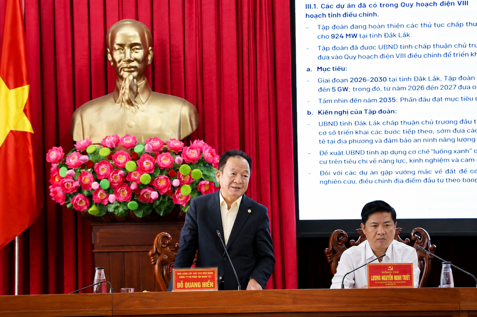 Bầu Hiển trong buổi l&agrave;m việc với l&atilde;nh đạo tỉnh Đắk Lắk th&aacute;ng 6/2026