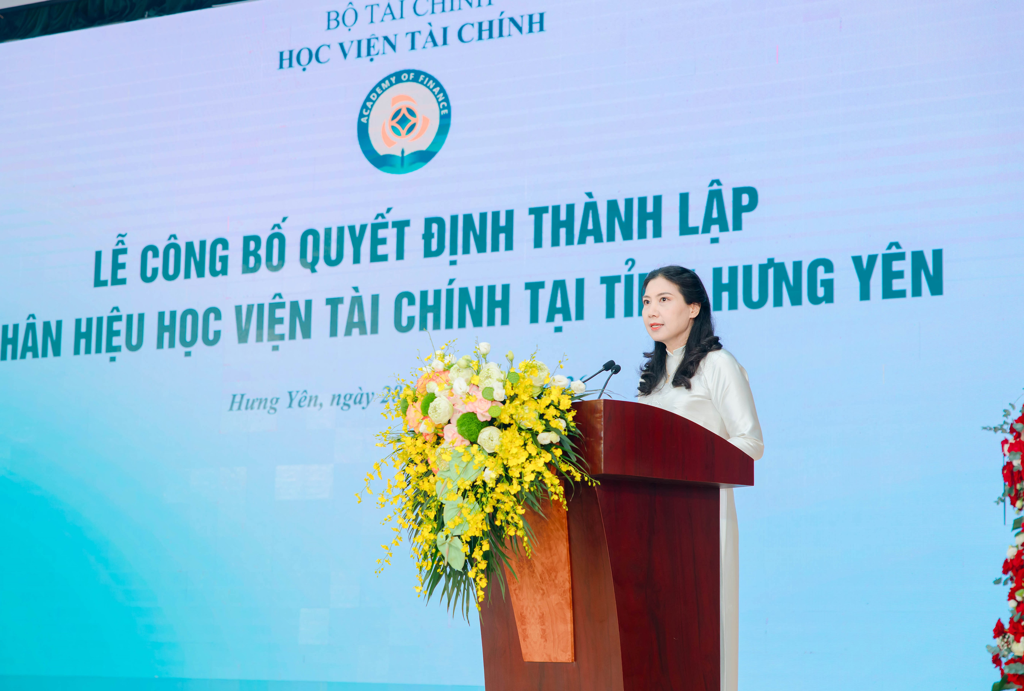 Đồng ch&iacute; Nguyễn Thị B&iacute;ch Điệp được điều động, bổ nhiệm giữ chức Gi&aacute;m đốc Ph&acirc;n hiệu Học viện T&agrave;i ch&iacute;nh tại tỉnh Hưng Y&ecirc;n, ph&aacute;t biểu tại buổi lễ