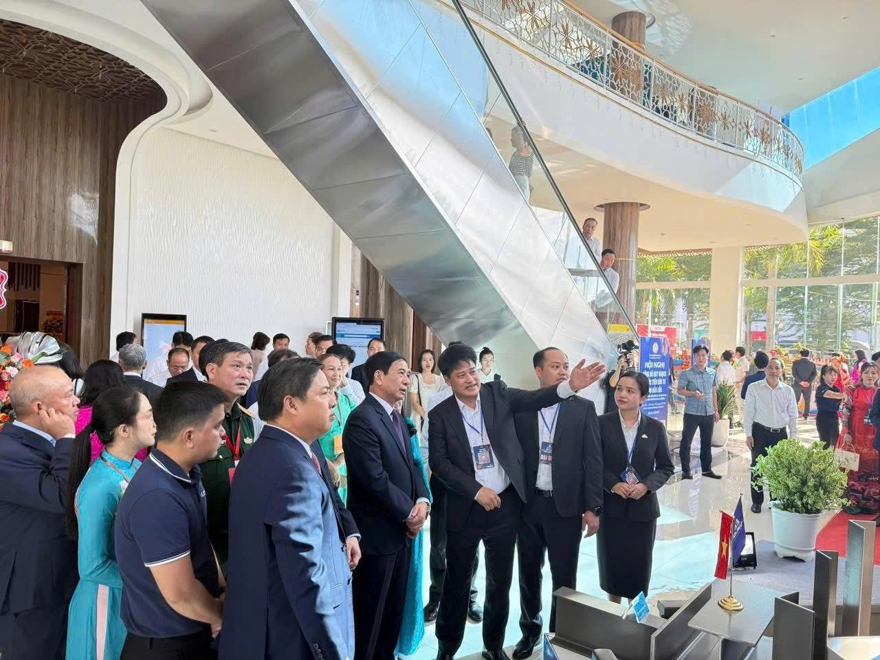 Đại tướng Phan Văn Giang &ndash; Ủy vi&ecirc;n Bộ ch&iacute;nh trị, Ph&oacute; Thủ tướng Ch&iacute;nh phủ, Bộ trưởng Bộ Quốc ph&ograve;ng tham quan kh&ocirc;ng gian trưng b&agrave;y sản phẩm của H&ograve;a Ph&aacute;t tại Hội nghị. Ảnh: HPG