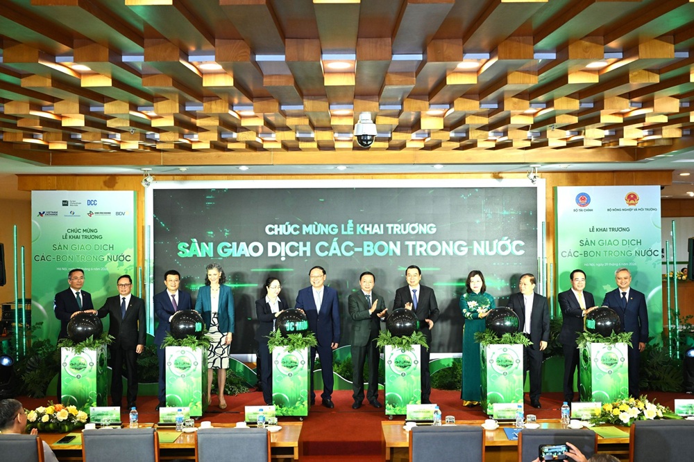 C&aacute;c l&atilde;nh đạo đ&atilde; thực hiện nghi thức khai trương, ch&iacute;nh thức bắt đầu phi&ecirc;n giao dịch đầu ti&ecirc;n của thị trường c&aacute;c-bon trong nước - Ảnh: VGP