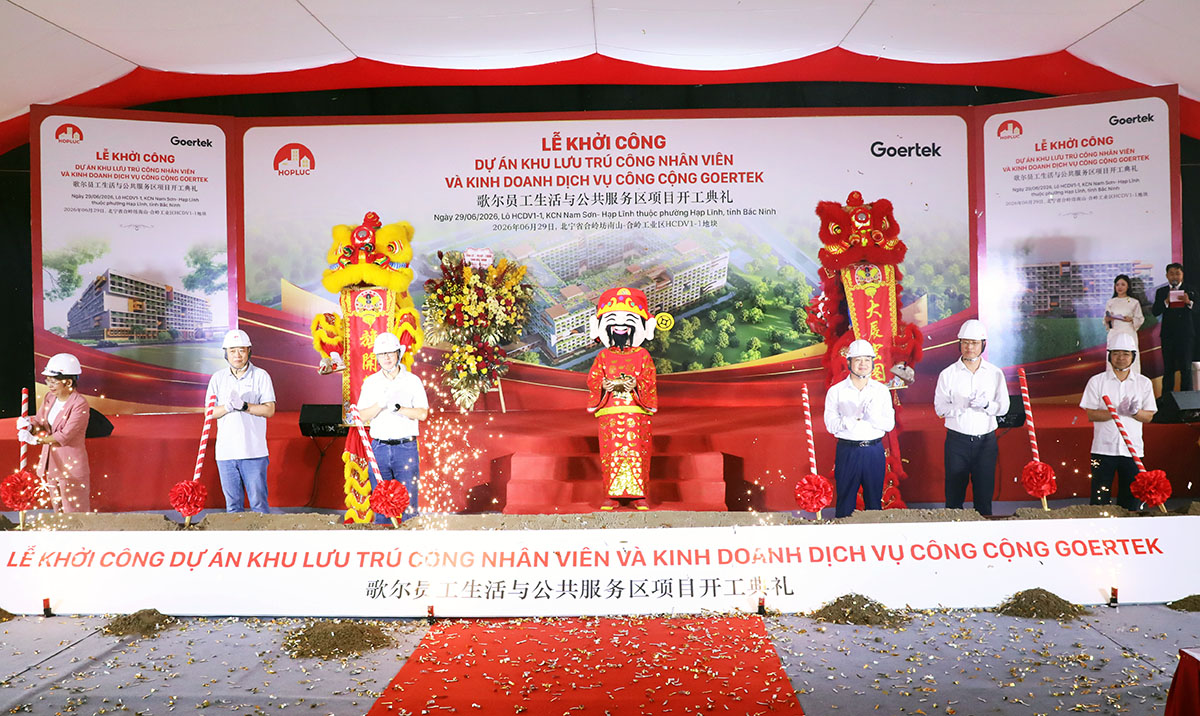L&atilde;nh đạo tỉnh v&agrave; C&ocirc;ng ty TNHH C&ocirc;ng nghệ th&ocirc;ng minh Goertek Vina thực hiện nghi thức khởi c&ocirc;ng Dự &aacute;n.