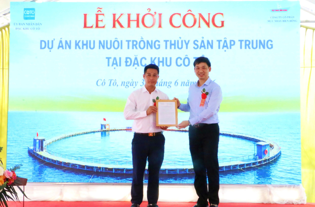 Ông Nguyễn Văn Công, Phó Chủ tịch UBND tỉnh Quảng Ninh trao Quyết định chấp thuận đầu tư cho Công ty CP Mực nhảy Biển Đông Ông Nguyễn Văn Công, Phó Chủ tịch UBND tỉnh Quảng Ninh trao Quyết định chấp thuận đầu tư cho Công ty CP Mực nhảy Biển Đông