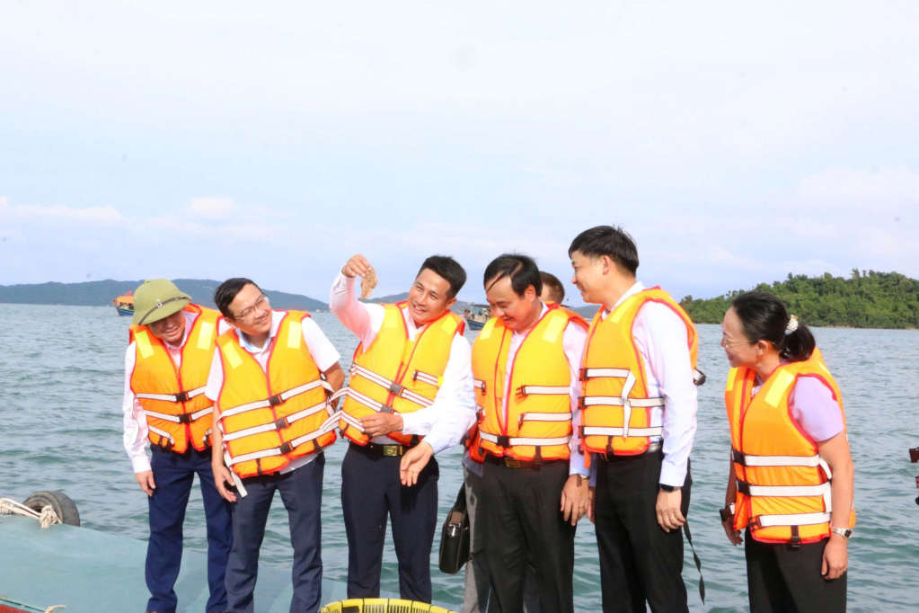 Các đại biểu tham quan khu nuôi trồng thủy sản tập trung tại đặc khu Cô Tô Các đại biểu tham quan khu nuôi trồng thủy sản tập trung tại đặc khu Cô Tô