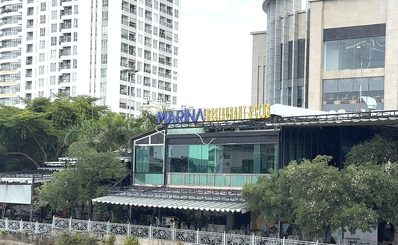 UBND phường Long Xuy&ecirc;n nhiều lần đề nghị th&aacute;o dỡ c&ocirc;ng tr&igrave;nh Marina Coffee nhưng chưa được C&ocirc;ng ty thực hiện