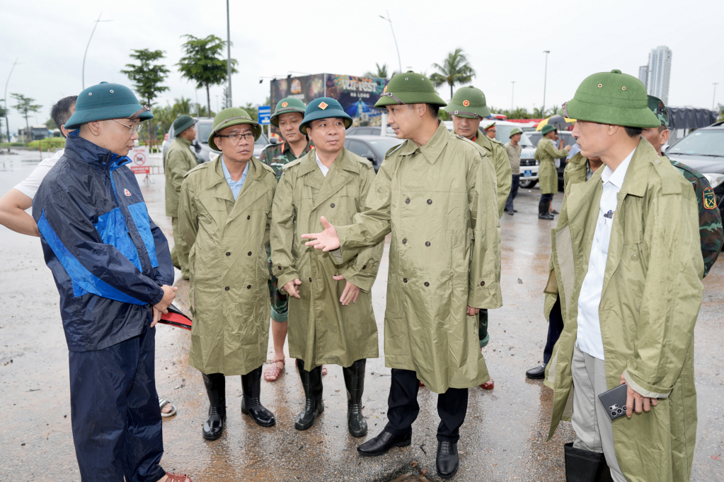 Ph&oacute; Chủ tịch UBND tỉnh Quảng Ninh y&ecirc;u cầu c&aacute;c đơn vị quản l&yacute; hạ tầng khẩn trương r&agrave; so&aacute;t to&agrave;n bộ hệ thống cống, r&atilde;nh tho&aacute;t nước, cửa xả, cầu d&acirc;n sinh