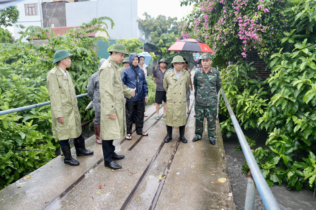 &Ocirc;ng Nguyễn Văn C&ocirc;ng, Ph&oacute; Chủ tịch UBND tỉnh Quảng Ninh đi kiểm tra, chỉ đạo khắc phục ngập &uacute;ng tại phường H&agrave; Tu