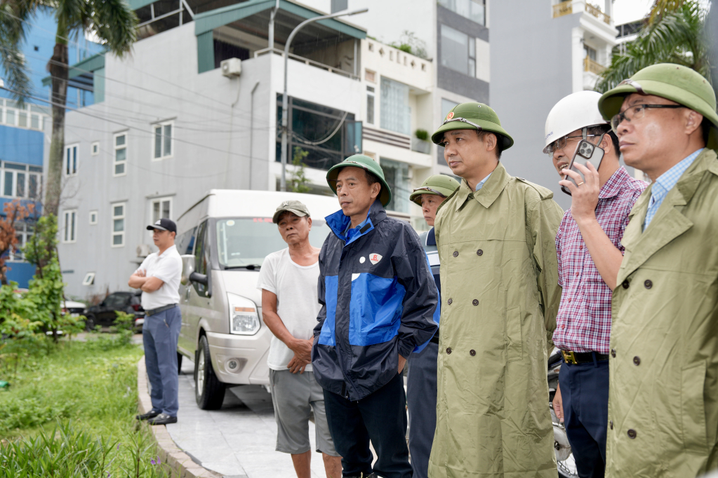 Ph&oacute; Chủ tịch UBND tỉnh Quảng Ninh Nguyễn Văn C&ocirc;ng kiểm tra tại khu vực hồ điều h&ograve;a Yết Ki&ecirc;u, phường Hồng Gai