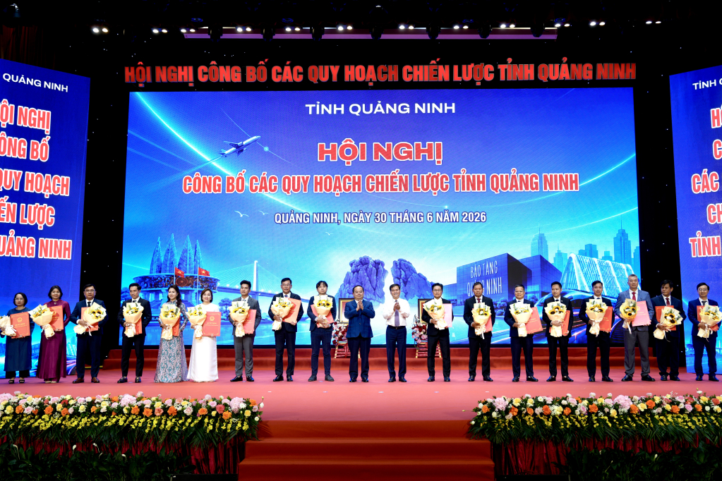 &Ocirc;ng Quản Minh Cường, Ủy vi&ecirc;n Trung ương Đảng, B&iacute; thư Tỉnh ủy, Trưởng Đo&agrave;n ĐBQH tỉnh Quảng Ninh v&agrave; &ocirc;ng B&ugrave;i Văn Khắng, Ph&oacute; B&iacute; thư Tỉnh ủy, Chủ tịch UBND tỉnh Quảng Ninh, trao Quyết định chấp thuận chủ trương đầu tư, Giấy chứng nhận đăng k&yacute; đầu tư cho đại diện c&aacute;c dự &aacute;n