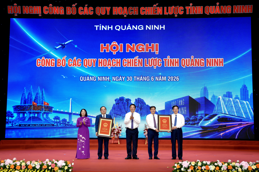 &Ocirc;ng Trần Hồng Minh, Ủy vi&ecirc;n Trung ương Đảng, Bộ trưởng Bộ X&acirc;y dựng, trao Quyết định Quy hoạch chung đ&ocirc; thị Quảng Ninh đến năm 2050, tầm nh&igrave;n đến năm 2075; Quyết định c&ocirc;ng nhận tỉnh Quảng Ninh đạt ti&ecirc;u ch&iacute; đ&ocirc; thị loại I cho l&atilde;nh đạo tỉnh Quảng Ninh