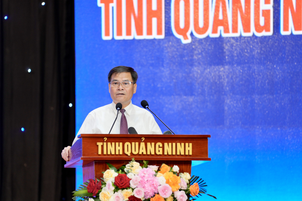 &Ocirc;ng B&ugrave;i Văn Khắng, Ph&oacute; B&iacute; thư Tỉnh ủy, Chủ tịch UBND tỉnh Quảng Ninh, ph&aacute;t biểu tại hội nghị