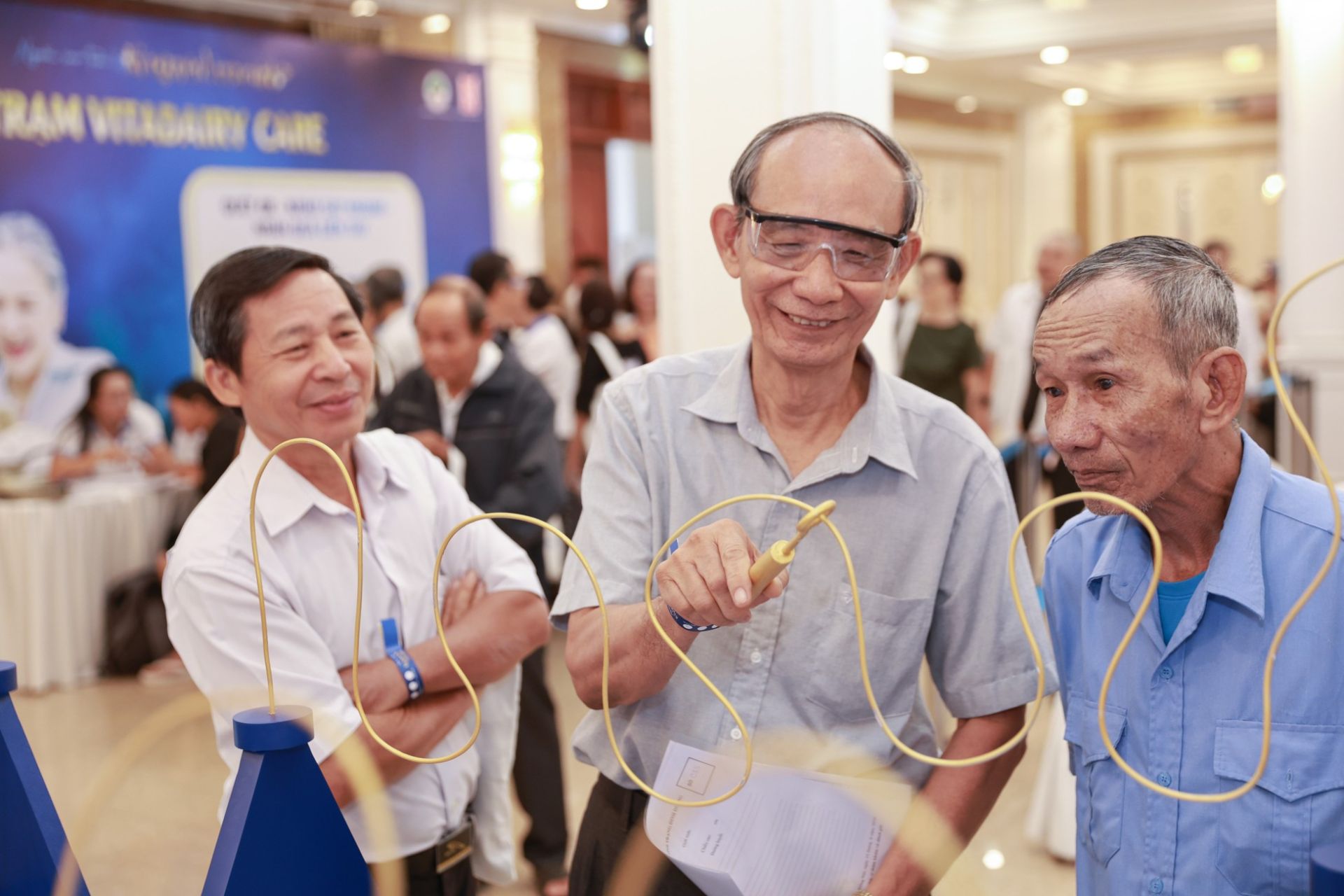 C&aacute;c ch&uacute; vui chơi tham gia một tr&ograve; chơi thử th&aacute;ch b&ecirc;n lề sự kiện