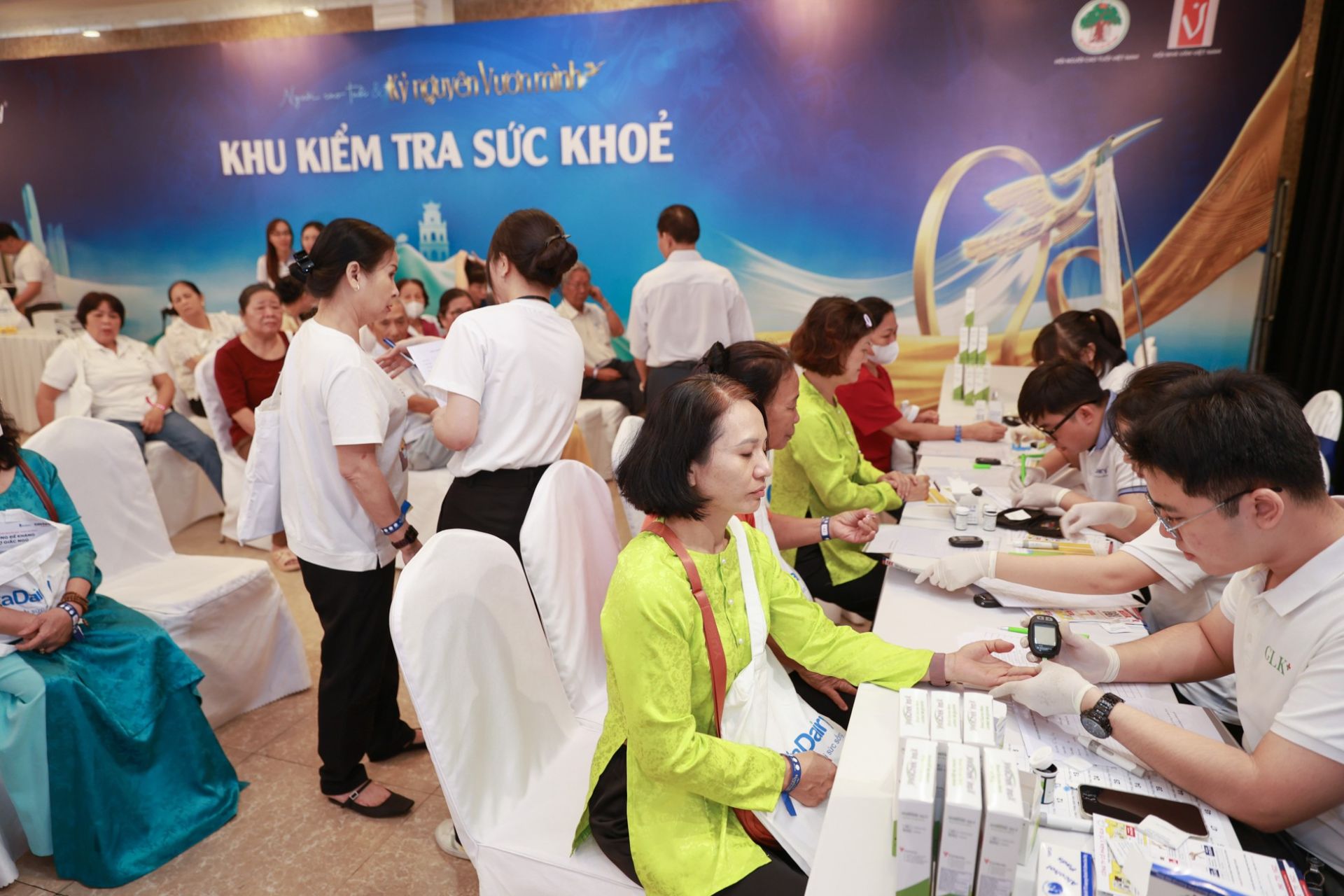 C&aacute;c đại biểu được thăm kh&aacute;m v&agrave; tư vấn chăm s&oacute;c sức khỏe