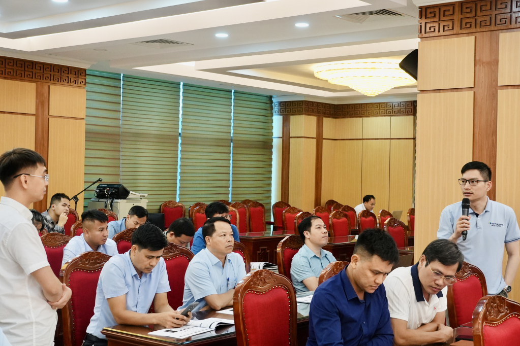 Đại biểu trao đổi với chuy&ecirc;n gia để l&agrave;m r&otilde; hơn việc khai th&aacute;c, sử dụng Hệ thống b&aacute;o c&aacute;o năng lượng trọng điểm quốc gia DataEnergy.vn