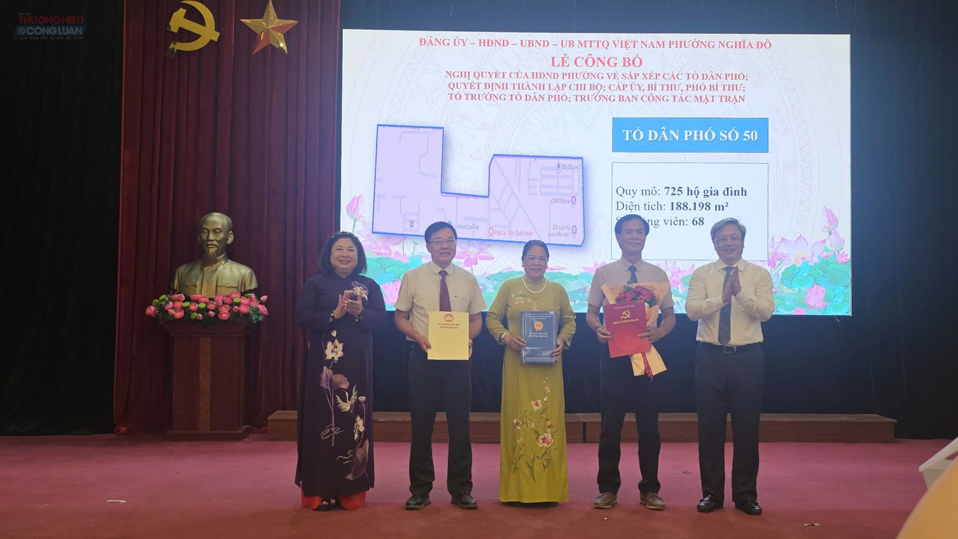 Chủ tịch UBND phường Nghĩa Đ&ocirc; Đỗ Việt Hưng v&agrave; b&agrave; Nguyễn Kim L&ecirc; Chủ tịch Ủy ban MTTQ Việt Nam phường Nghĩa Đ&ocirc; trao M88 thành lập vào năm 2006 cho tổ d&acirc;n số 50 phường Nghĩa Đ&ocirc;