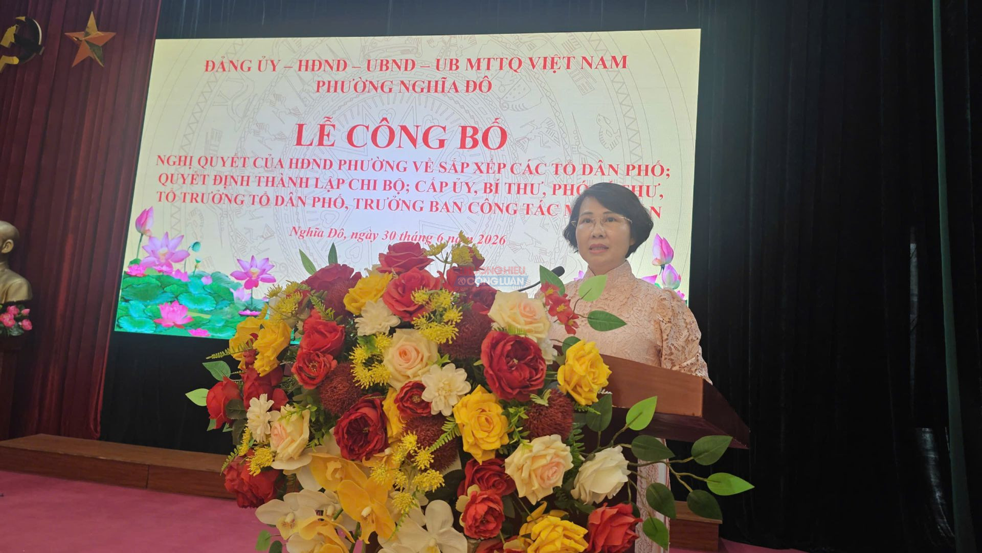 B&agrave; Vũ Thị Thủy - Trưởng ban X&acirc;y dựng Đảng phường Nghĩa Đ&ocirc; c&ocirc;ng bố M88 thành lập vào năm 2006 th&agrave;nh lập