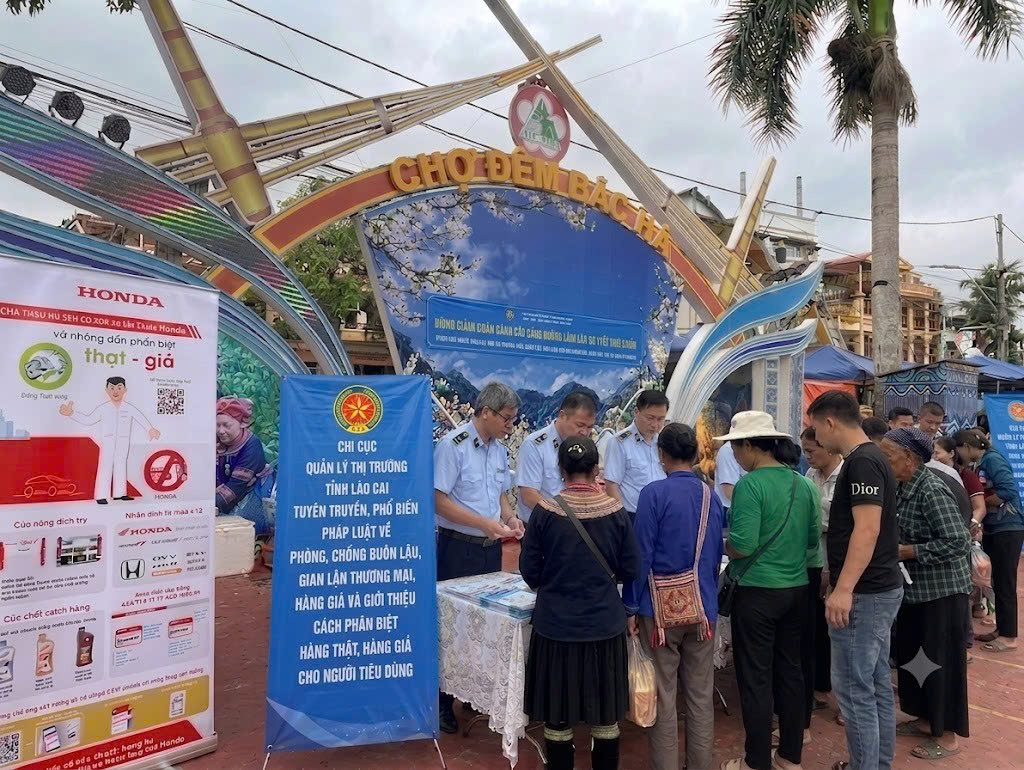 Quang cảnh buổi tuy&ecirc;n truyền nhận biệt h&agrave;ng thật - h&agrave;ng giả tại chợ phi&ecirc;n Bắc H&agrave;