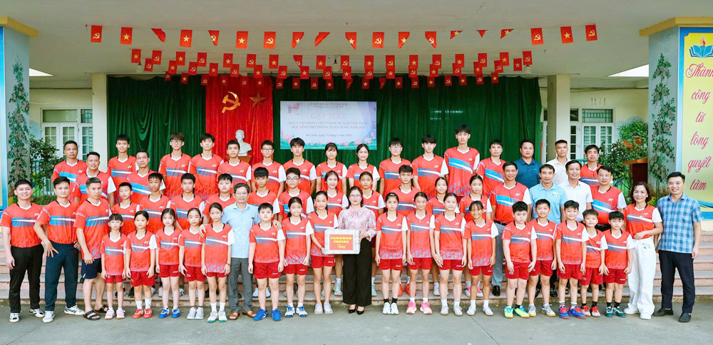 L&atilde;nh đạo Sở Gi&aacute;o dục v&agrave; Đ&agrave;o tạo Bắc Ninh tặng qu&agrave; động vi&ecirc;n c&aacute;c vận động vi&ecirc;n tham gia thi đấu tại Giải thể thao M88 Casino, Nổ Hũ, Bắn Cá phổ th&ocirc;ng to&agrave;n quốc năm 2026.