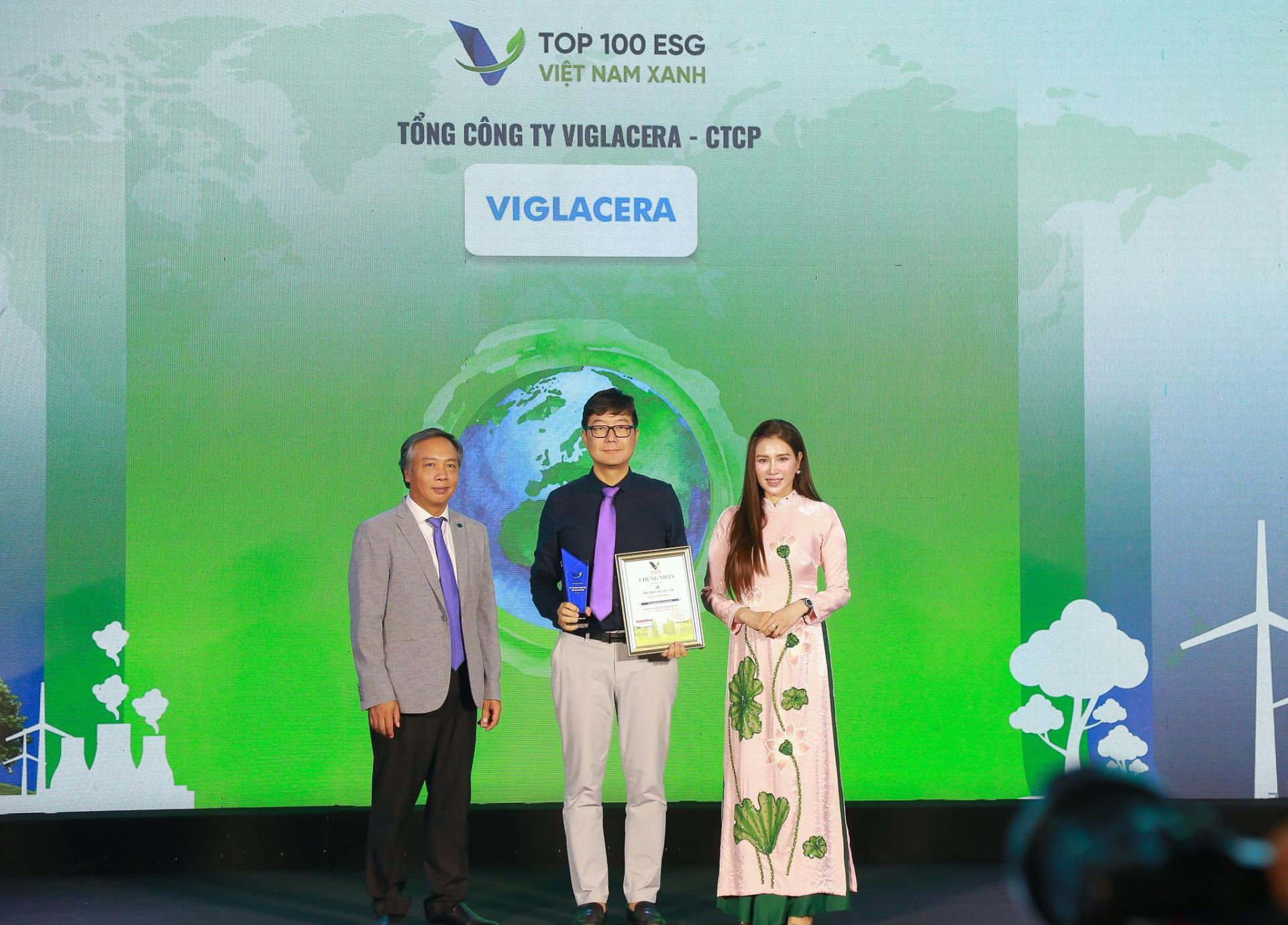Đại diện Tổng c&ocirc;ng ty, &ocirc;ng Nguyễn Quốc Huy &ndash; Gi&aacute;m đốc Ban Truyền th&ocirc;ng đ&atilde; tham dự v&agrave; nhận c&aacute;c giải thưởng.